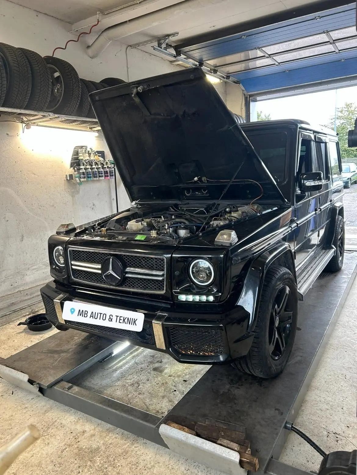 Bil på liften hos MB Auto & Teknik